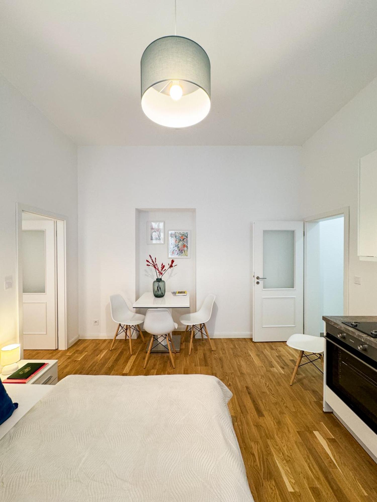 Turnkey I Wenceslas Square Apartments Прага Стая снимка