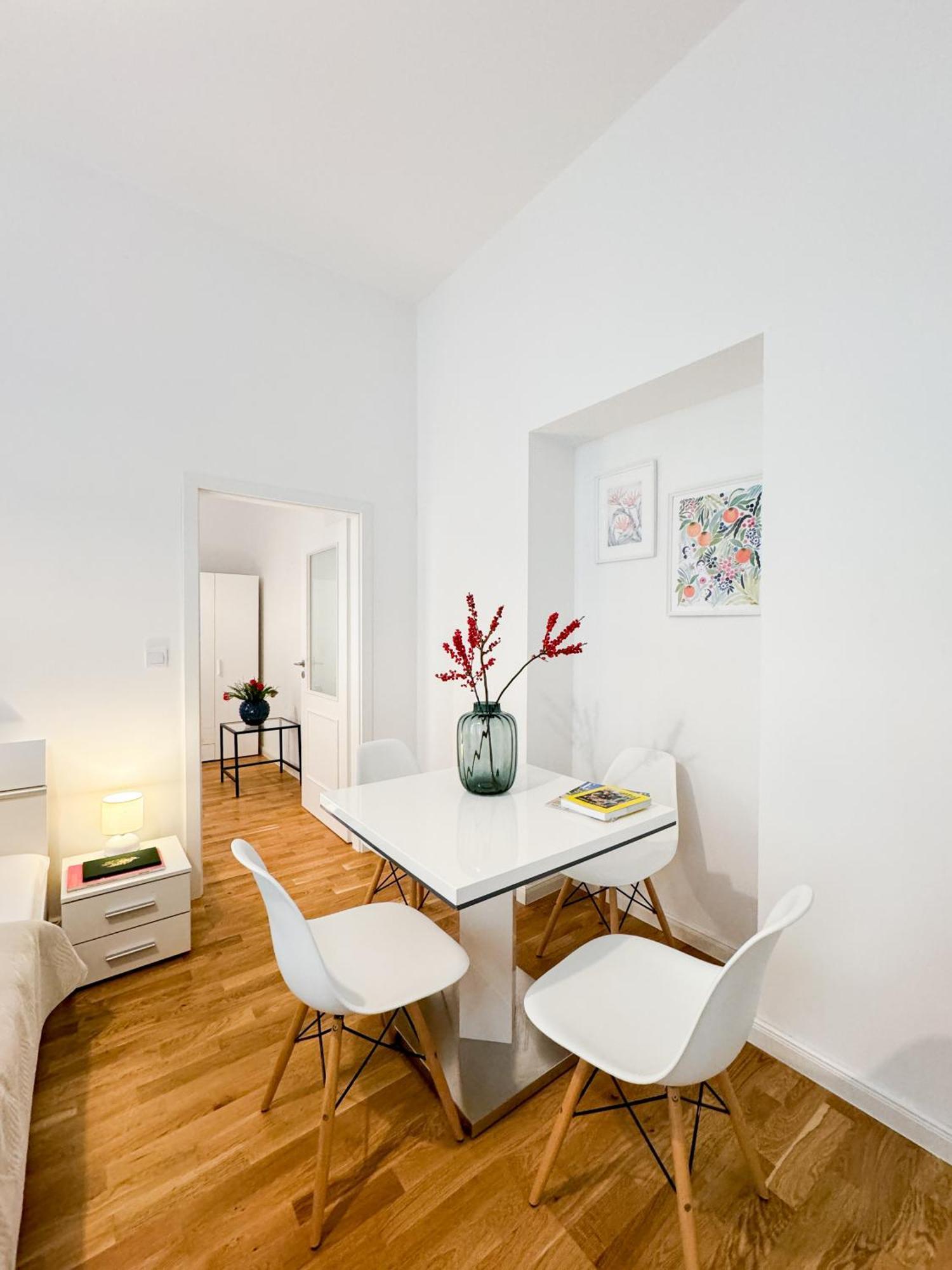 Turnkey I Wenceslas Square Apartments Прага Стая снимка