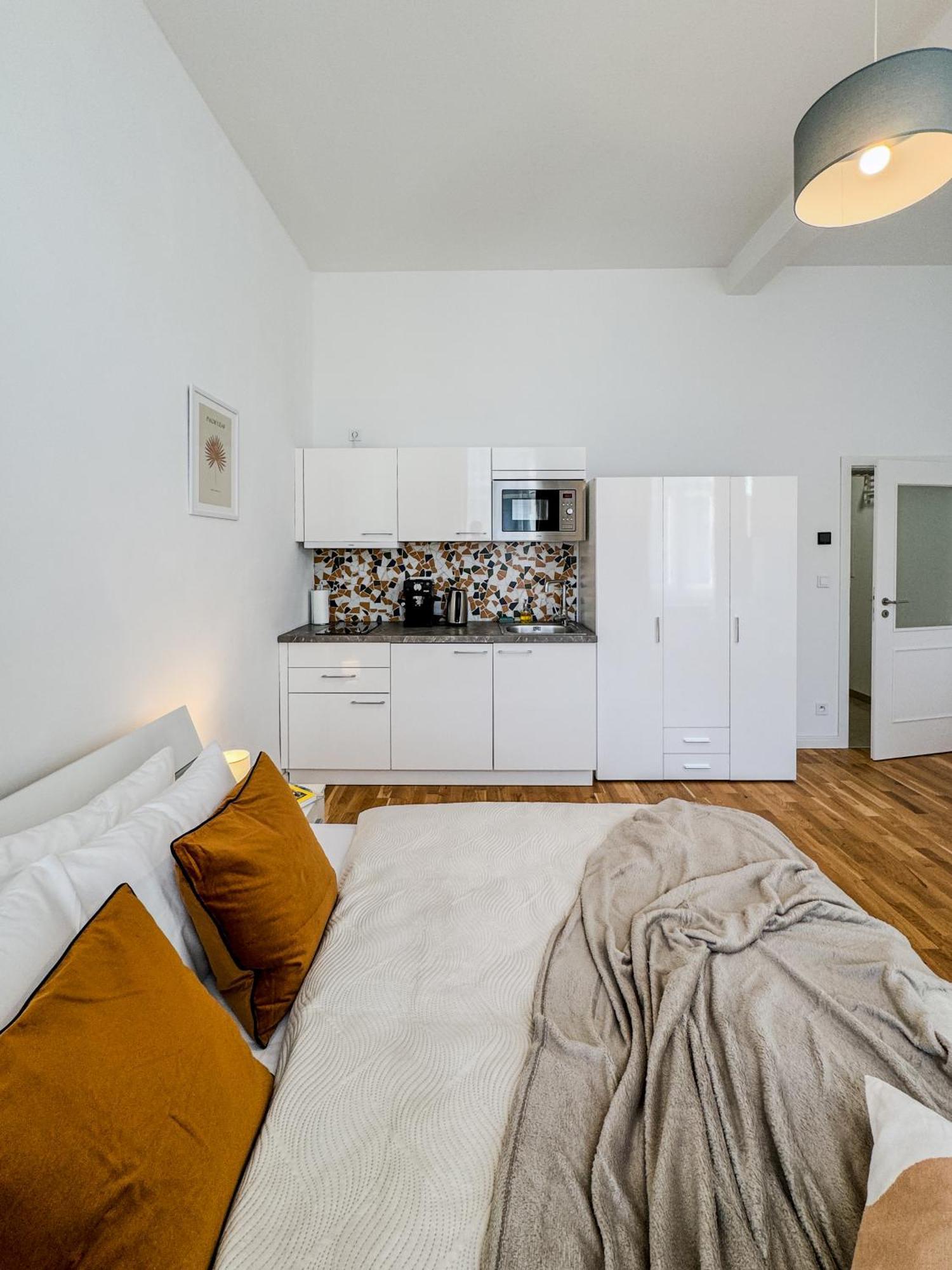 Turnkey I Wenceslas Square Apartments Прага Стая снимка